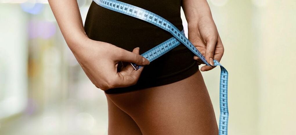 ایک عورت مؤثر وزن میں کمی کے نتائج ریکارڈ کرتی ہے۔