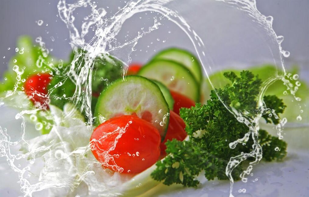 صحت مند خوراک اور پانی وزن میں کمی کے لیے ضروری عناصر ہیں۔