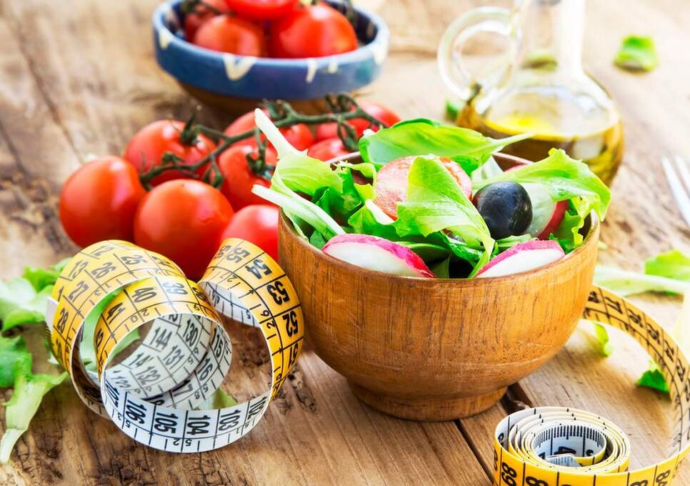 گھر میں وزن کم کرتے وقت اپنی خوراک میں تازہ سبزیوں کو شامل کرنا مفید ہے۔