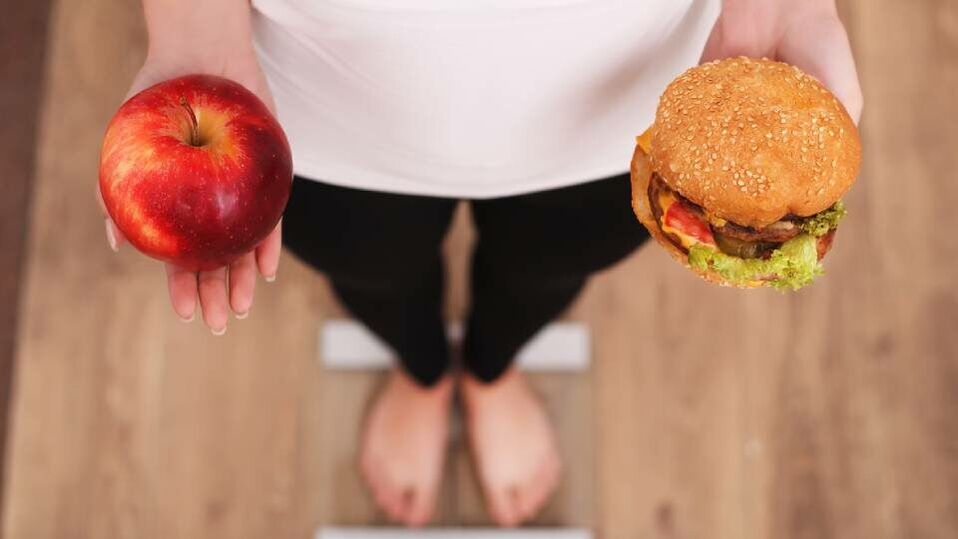 تیزی سے وزن کم کرنے کا ایک طریقہ اپنی خوراک کو تبدیل کرنا ہے۔