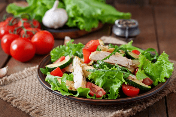ورزش کے بعد ہلکے کھانے کے لیے چکن اور سبزیوں کے ساتھ سلاد ایک بہترین آپشن ہے۔