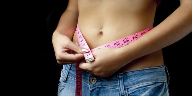 ایک مہینے میں وزن کم کرنے کے بعد پتلی لڑکی