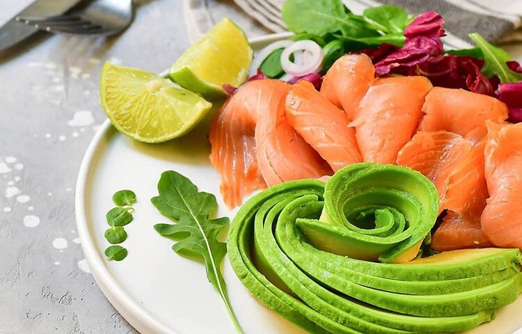 ketogenic غذا کے لئے سبزیوں کے ساتھ مچھلی
